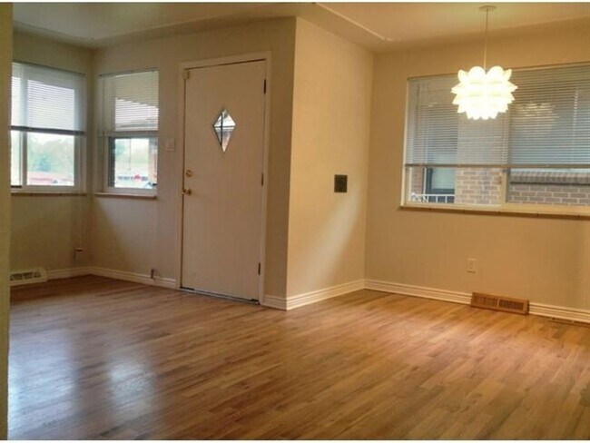 Building Photo - Charming 4BR House in Edgewater