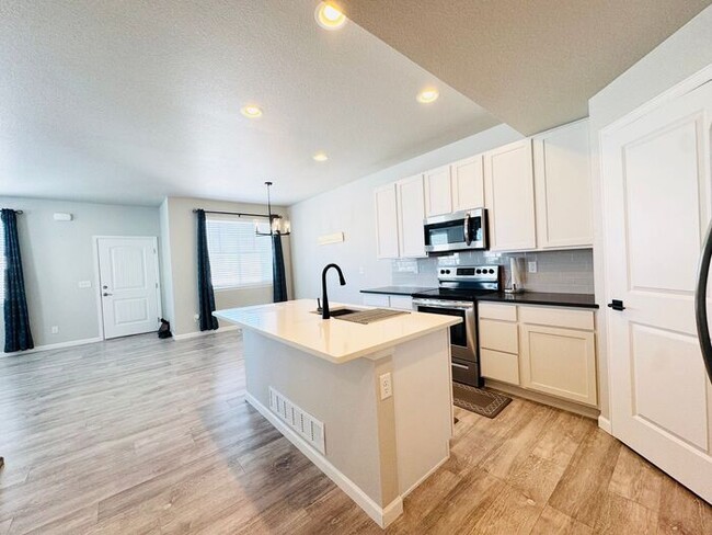 Building Photo - Beautiful 3 bedroom 3.5 bath Townhome Minu...