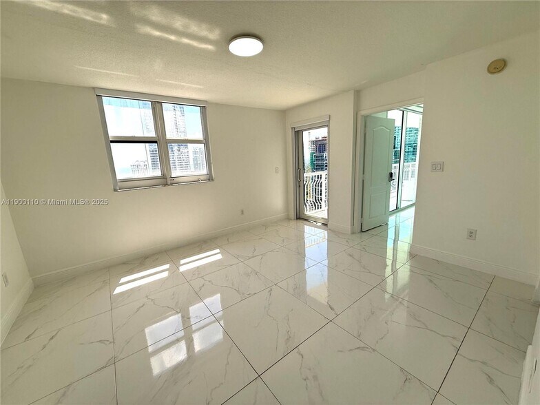 Building Photo - 1200 Brickell Bay Dr