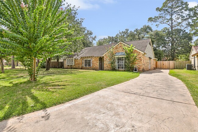 Building Photo - 211 W North Hill Dr