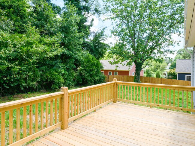 Building Photo - 27 W Chapel Rd