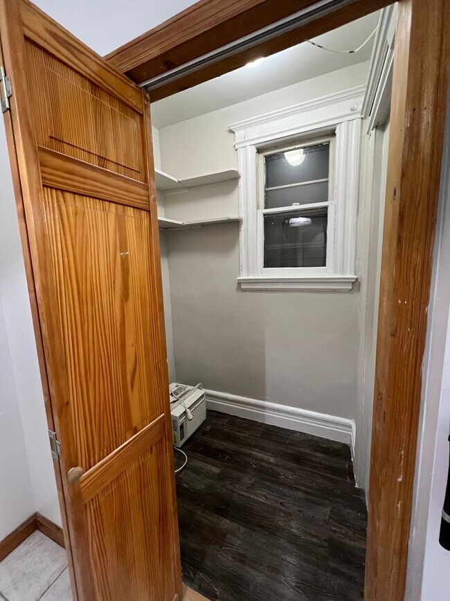 Building Photo - 214 Maple St