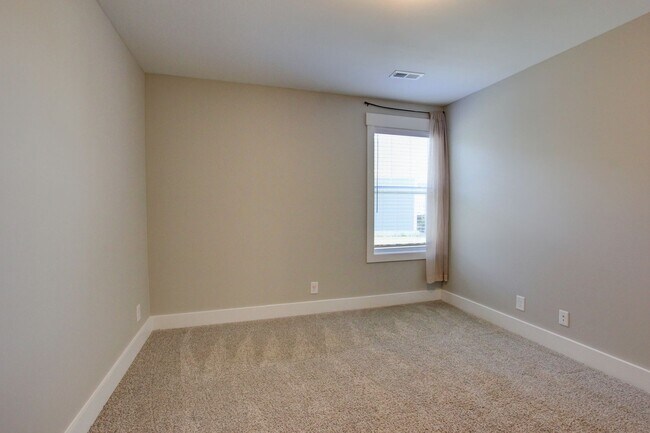 Building Photo - Fresh and Clean 3 bed/2 bath minutes from Exit 8.  Show Stopper!