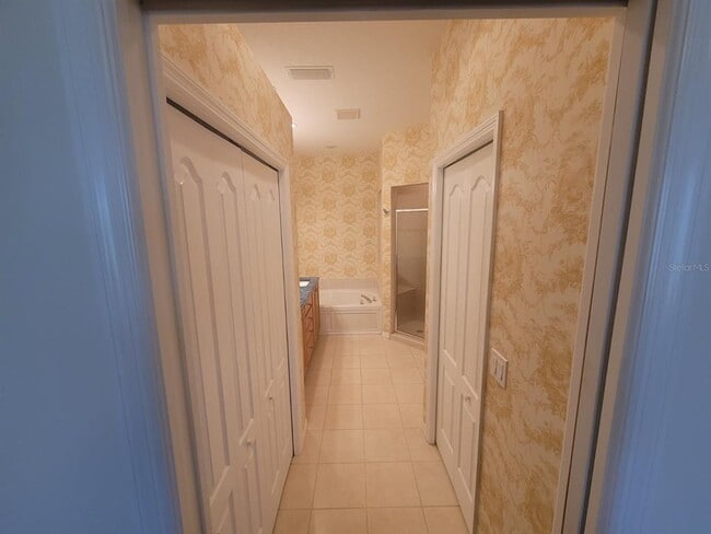 Building Photo - 4665 Whispering Oaks Dr