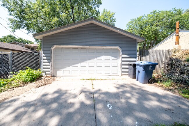 Building Photo - 2654 N Vincent Ave