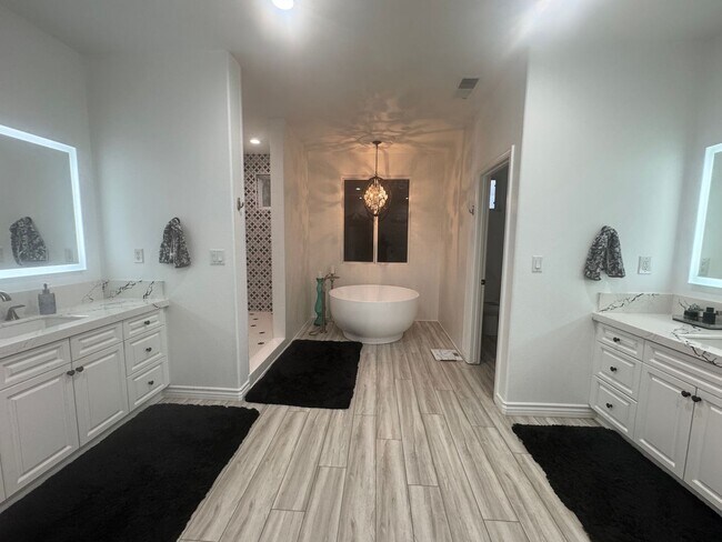 Building Photo - Beautiful 5 Bedroom, 3 Bath Home + Loft in Quail Lake, Clovis, CA