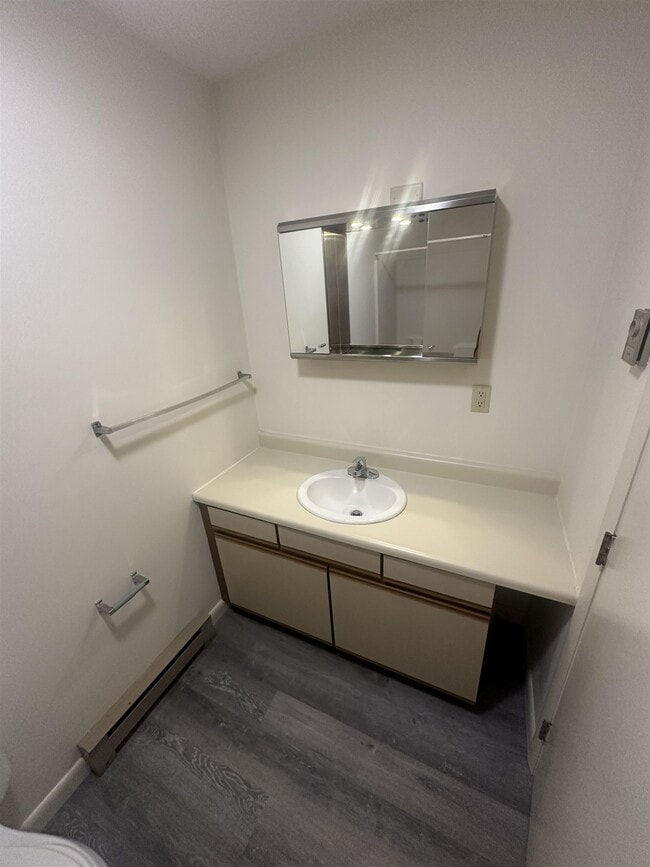 Building Photo - 16 Manning St