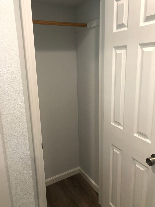 Building Photo - Must See Spacious Studio Apartment