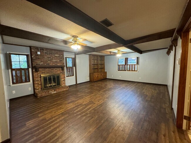 Building Photo - 702 Sandhurst Dr