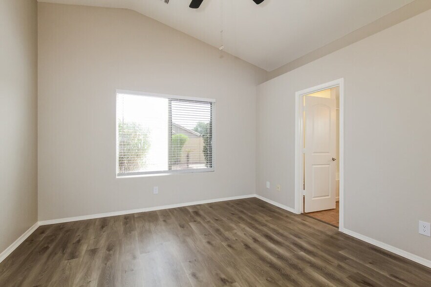 Building Photo - 15227 W Fillmore St