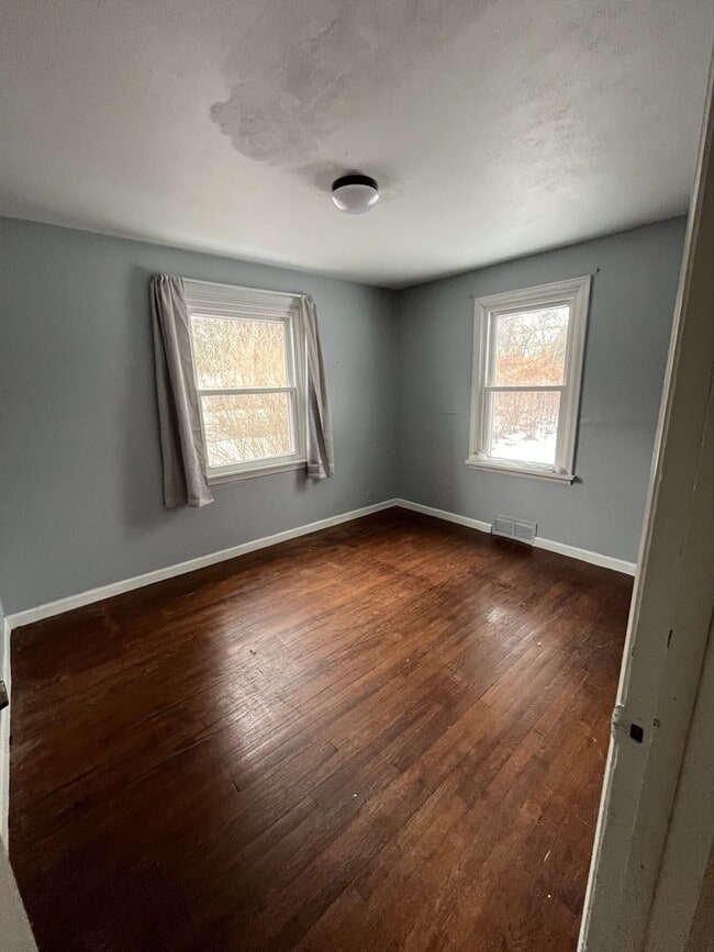 Building Photo - 3 Bedroom Single Family Home for Rent in Mattydale, NY