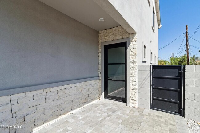 Building Photo - 902 W Hazelwood St