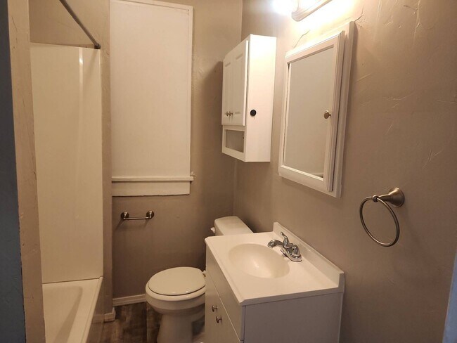 Building Photo - 2 bedroom 1 bathroom home