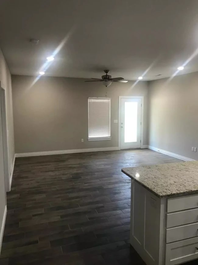 Building Photo - 632 W Clark St