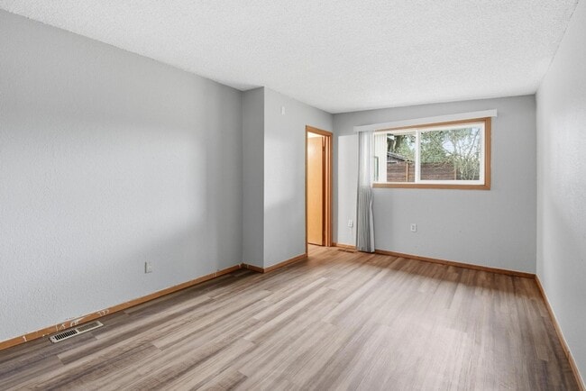 Building Photo - 3Bd/1.75Ba Bellevue House