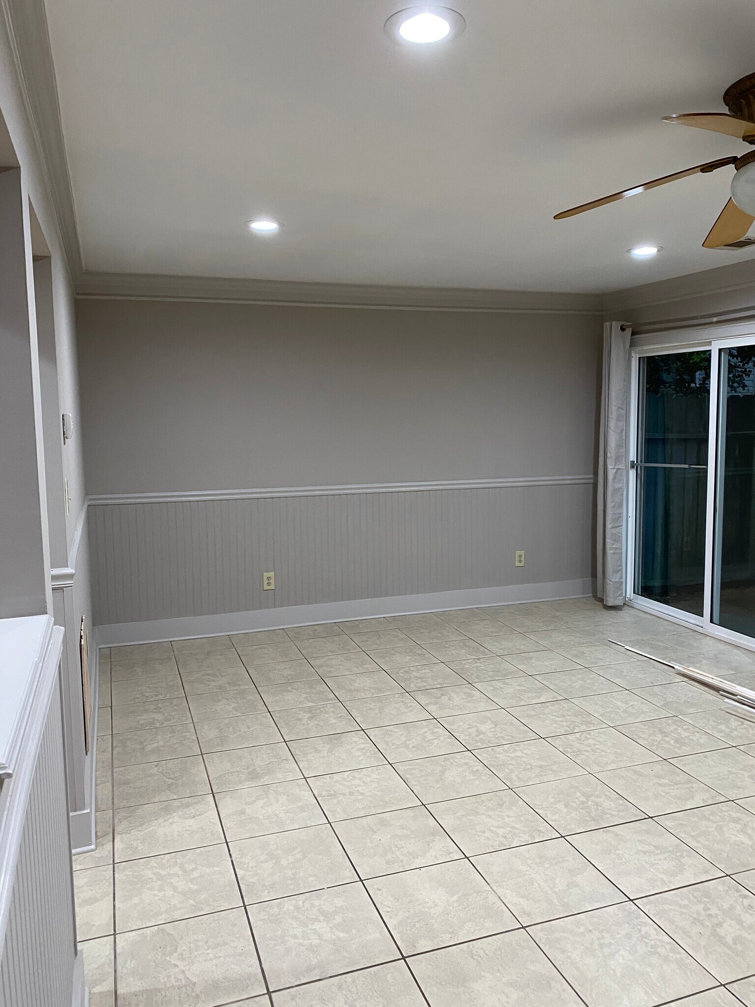 Building Photo - 303 Country Club Dr