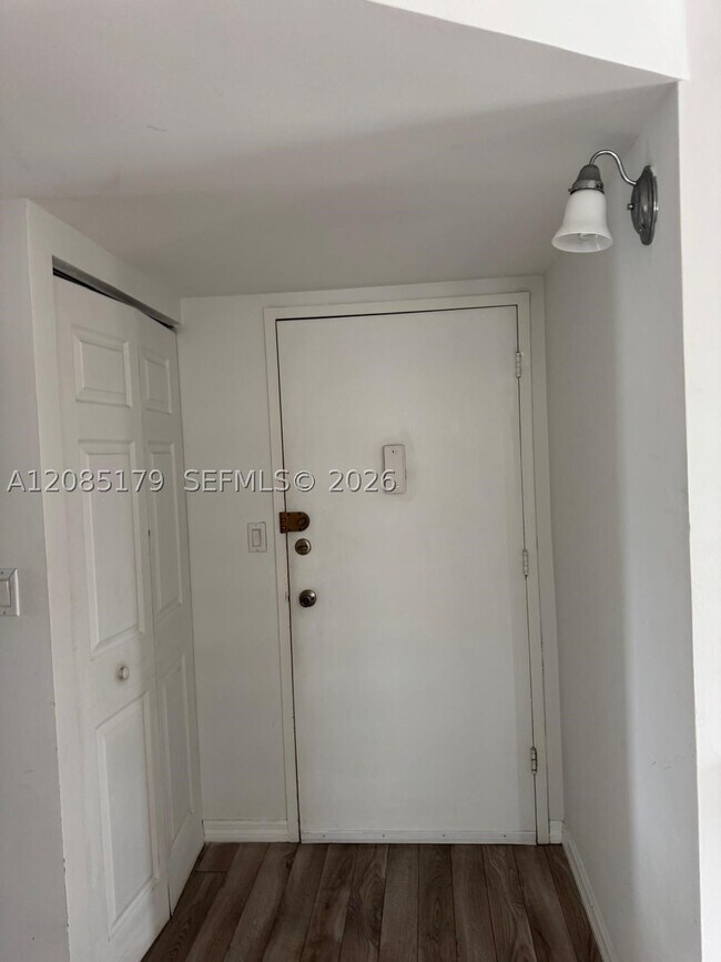 Building Photo - 1301 NE Miami Gardens Dr