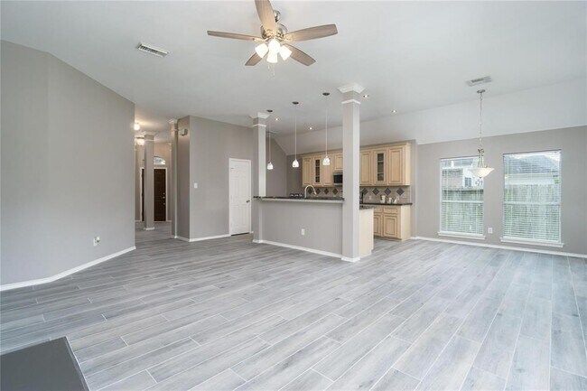 Building Photo - 3622 Englewood Dr