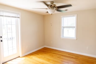 Building Photo - 116 America St