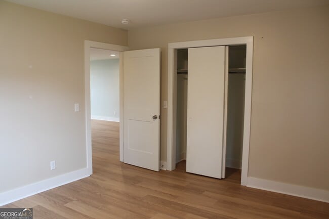 Building Photo - 5 S Zetterower Ave