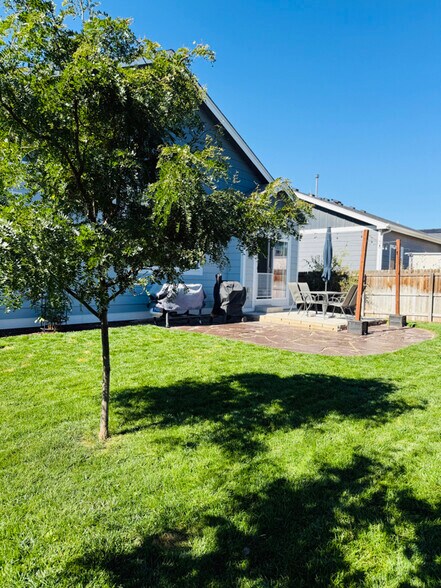 Building Photo - 724 Pioneer Dr