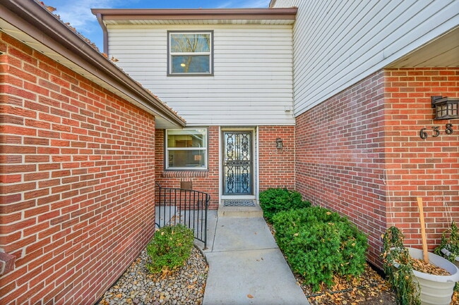 Building Photo - $2,500.00, 2-bed, 2.5 bath located in Denver.