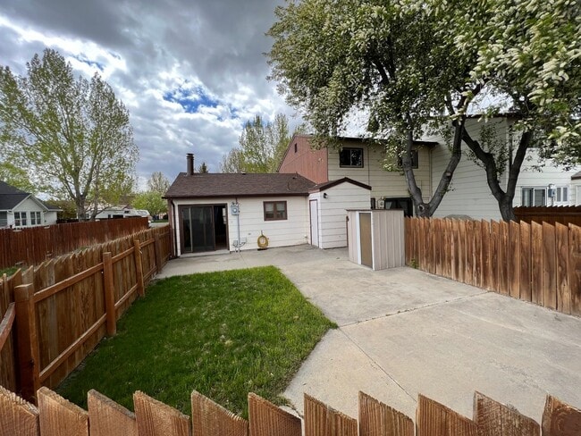 Building Photo - 1 Bedroom 1 Bath Townhouse in Great Neighborhood