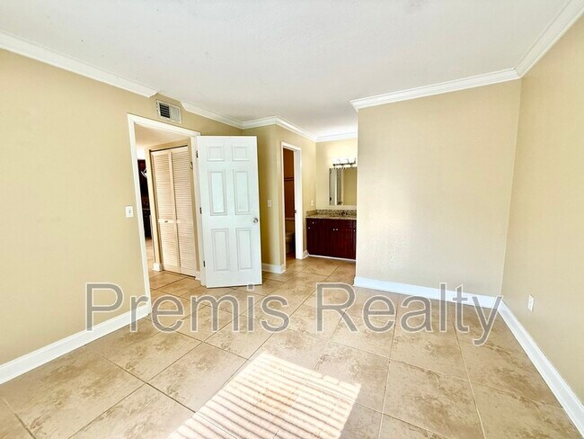 Building Photo - 455 Alt 19