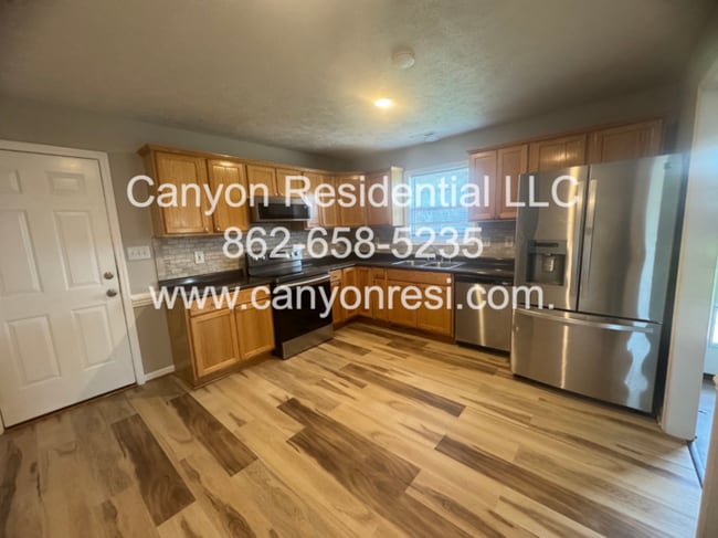 Building Photo - 301 Hawthorn Dr