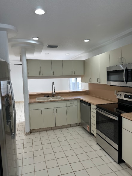 Building Photo - 14481-Sw146 SW 146th Pl