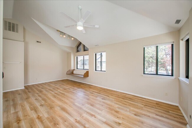 Building Photo - Elegant Condo Near the River