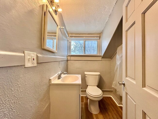 Building Photo - One Bedroom Duplex in Muskegon