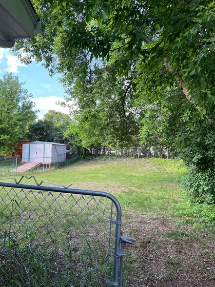 Building Photo - 807 Elm Creek Cir
