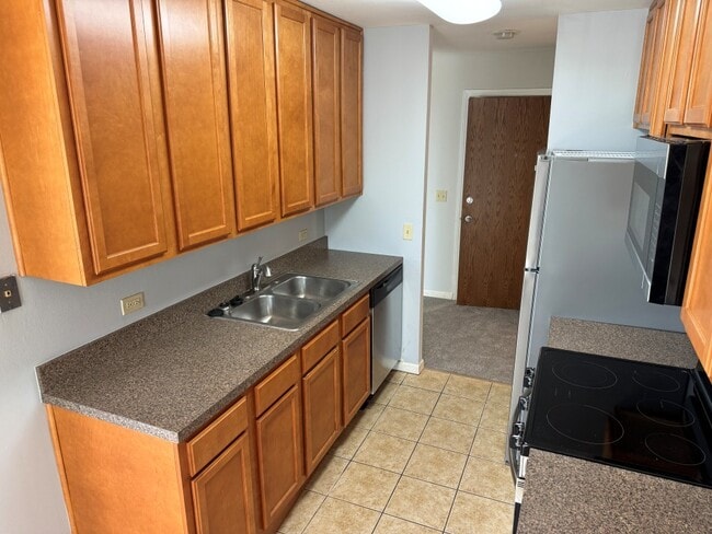 Building Photo - 5950 Oakwood Dr