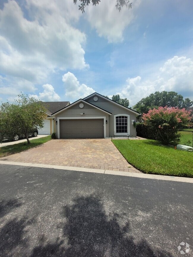 Building Photo - Modern 3 Bed, 2 Bath Home in Chelsea Parc ...