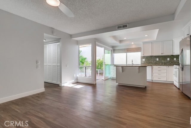 Building Photo - 7030 Seawind Dr