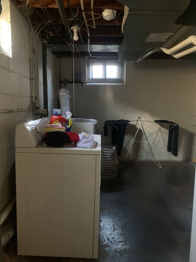 Building Photo - 1521-1525 Oxford St North