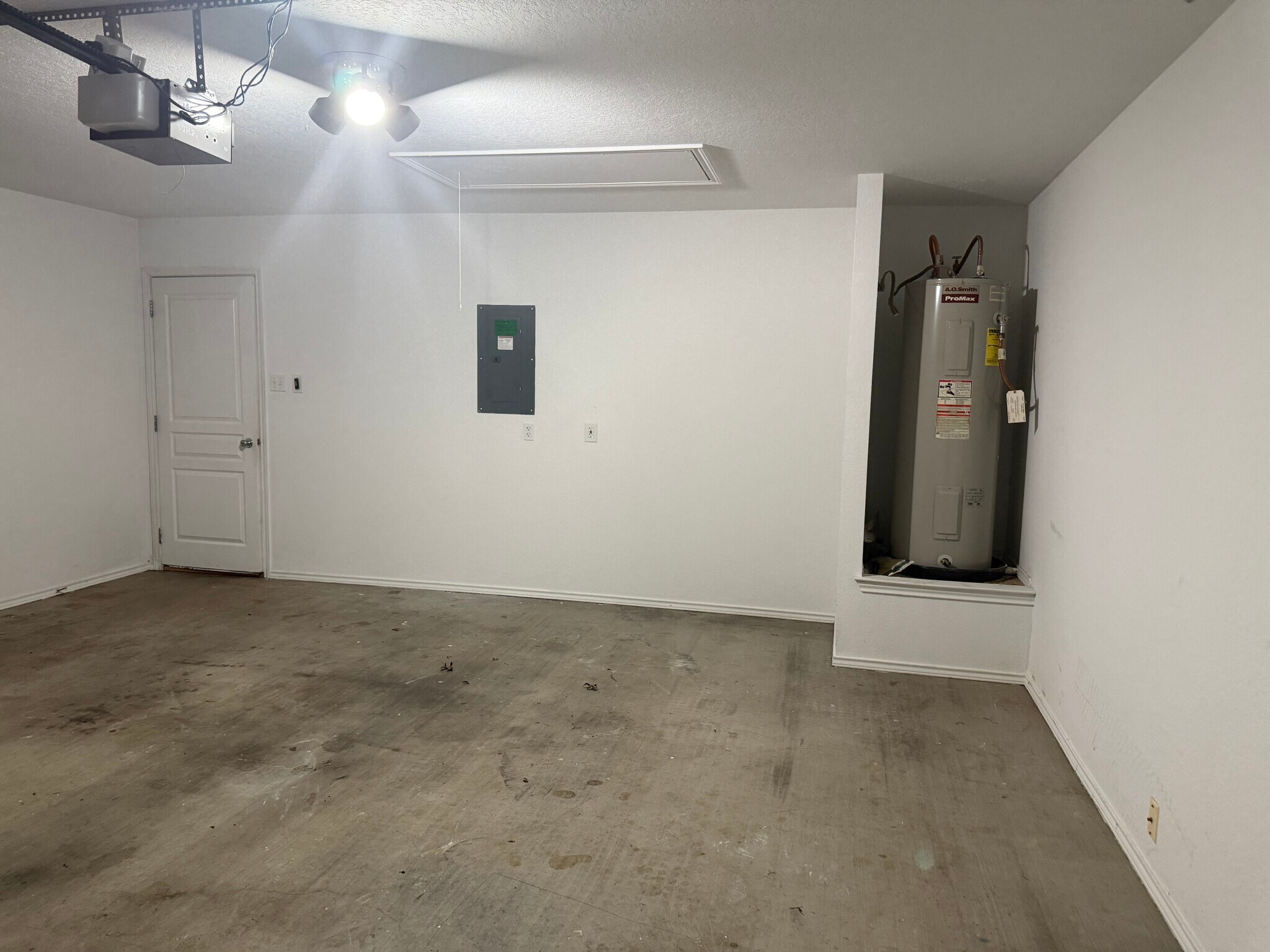 Building Photo - 1123 Neuberry Cliffe