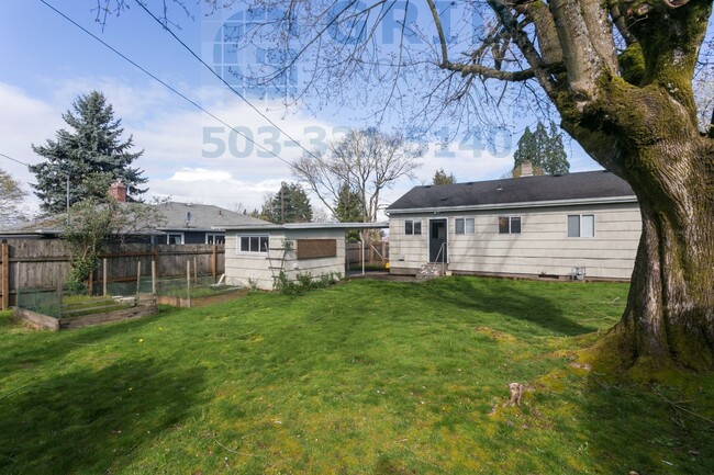 Building Photo - 2 Bedroom Bungalow in Northeast Portland - Huge Backyard!