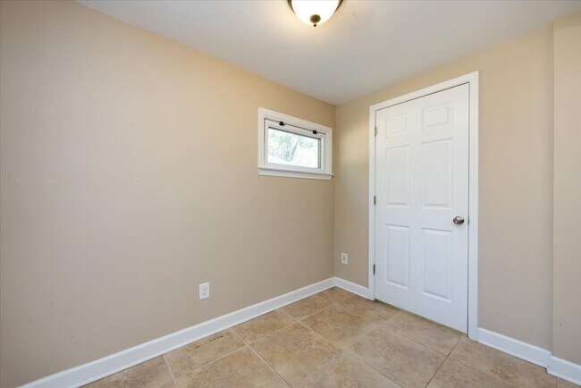 Building Photo - 5400 Farmbrook Dr