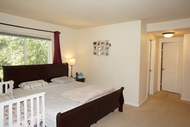 Building Photo - Beautiful Beaverton Townhouse