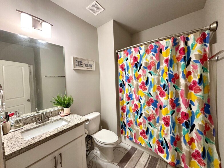 Main Bath - 1920 Grand Lanier Dr