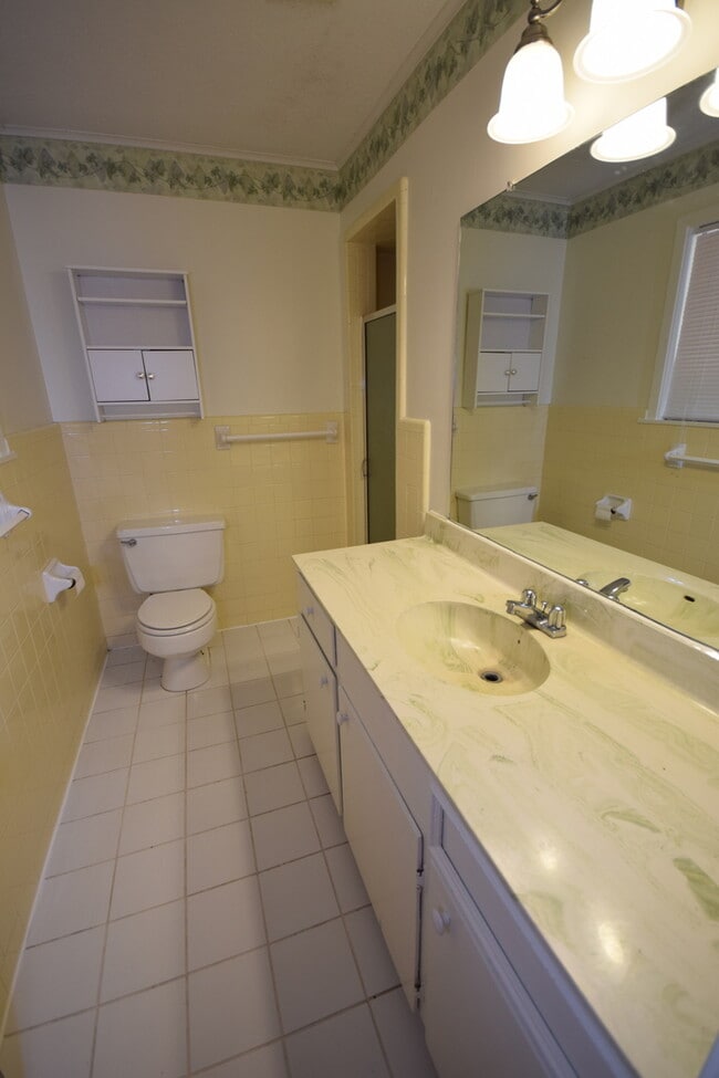 Building Photo - Spacious 3 Bedroom Home