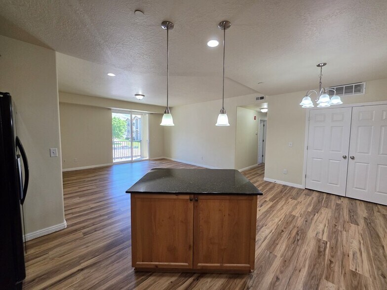 Building Photo - 638 N 400 W