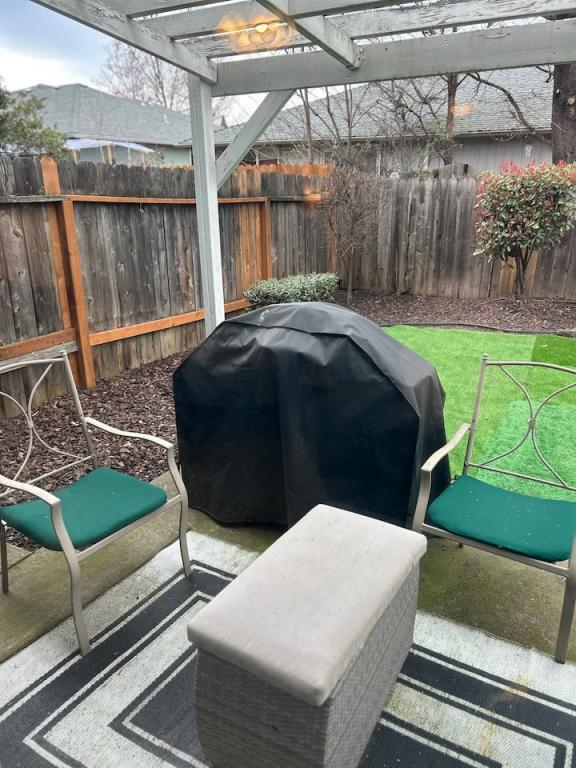 Building Photo - 563 Primrose Dr