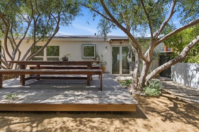 Building Photo - Amazing Del Rey House Available