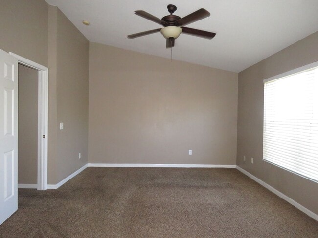 Building Photo - Townhouse 3Bed 2.5 bath Avail June 6th, 2025