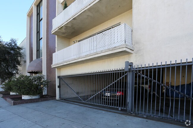 Building Photo - 10006 Palms Blvd