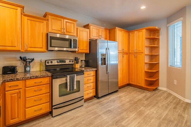 Building Photo - 1275 E University Dr