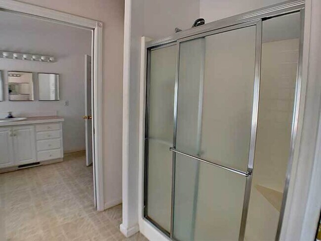 Building Photo - 2100sf 2 bed / 2 bath home with spacious living spaces for rent!